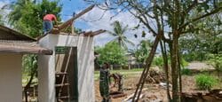Pembangunan MCK Program TMMD Ke-128 Kodim 0908/Bontang di Desa Sidomulyo Memasuki Tahap Pemasangan Atap