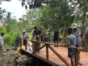 TNI dan Warga Kompak, Pembangunan Jembatan TMMD Ke-128 Kodim 0908/Bontang Memasuki Tahap Pengecatan