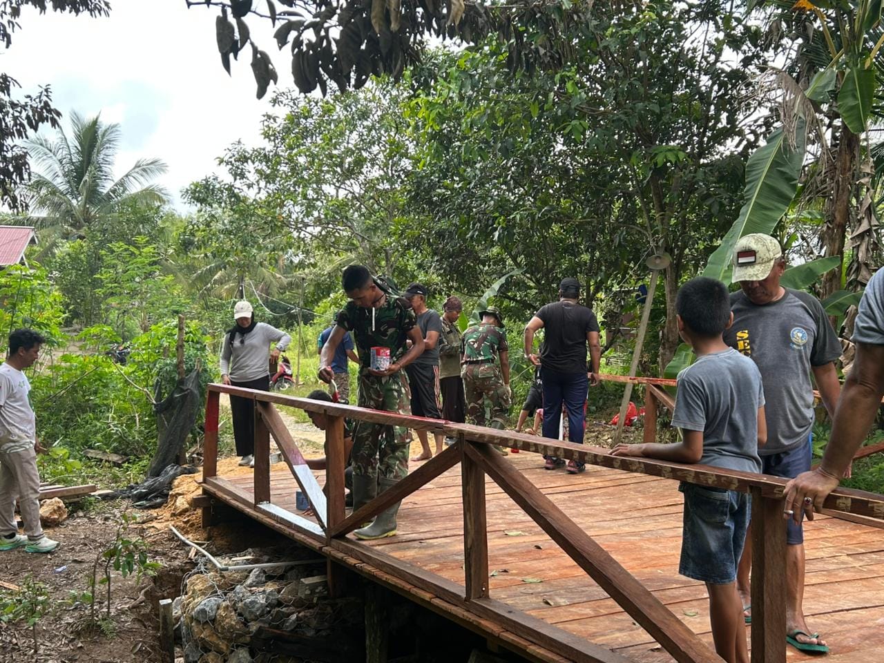 TNI dan Warga Kompak, Pembangunan Jembatan TMMD Ke-128 Kodim 0908/Bontang Memasuki Tahap Pengecatan