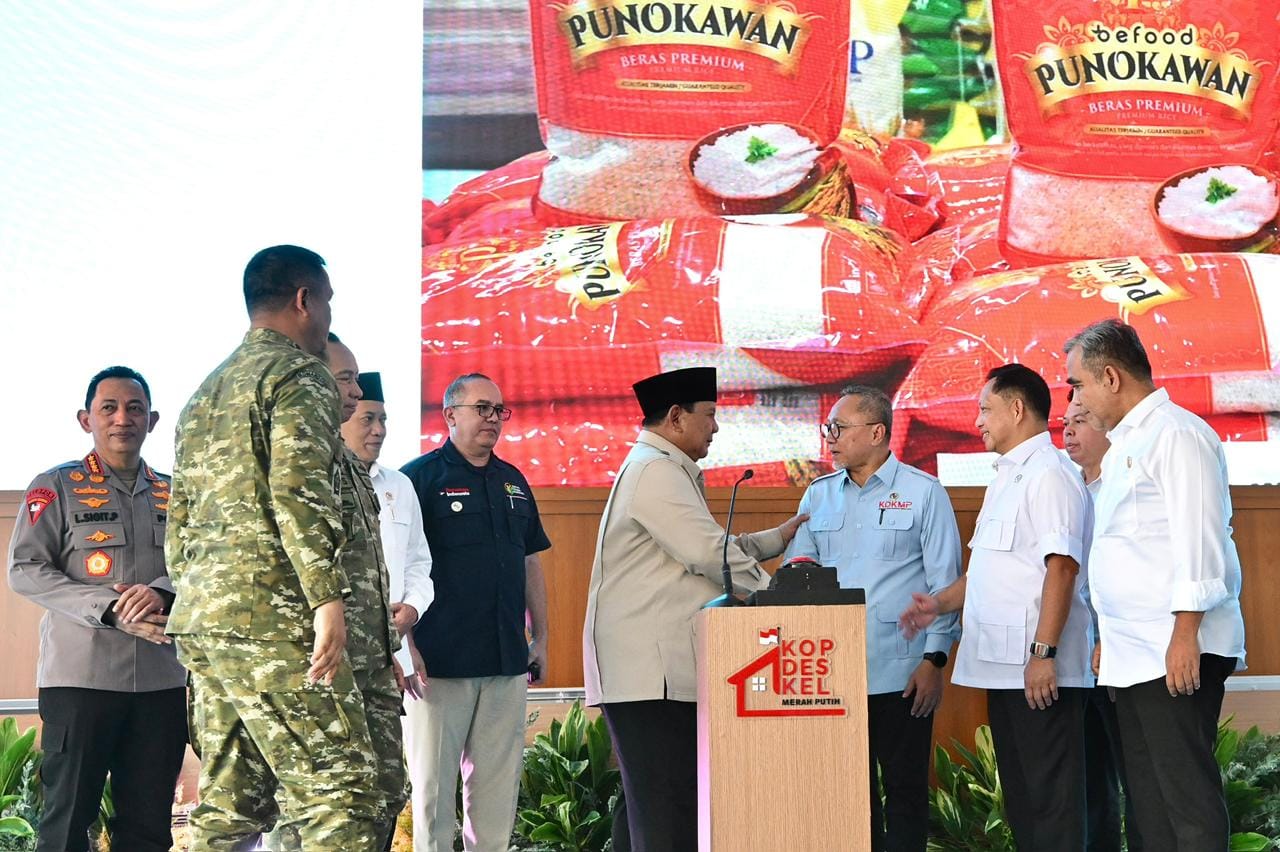 Panglima TNI Dampingi Presiden RI Resmikan 1.061 KDKMP di Jawa Timur Panglima TNI Dampingi Presiden RI Resmikan 1.061 KDKMP di Jawa Timur