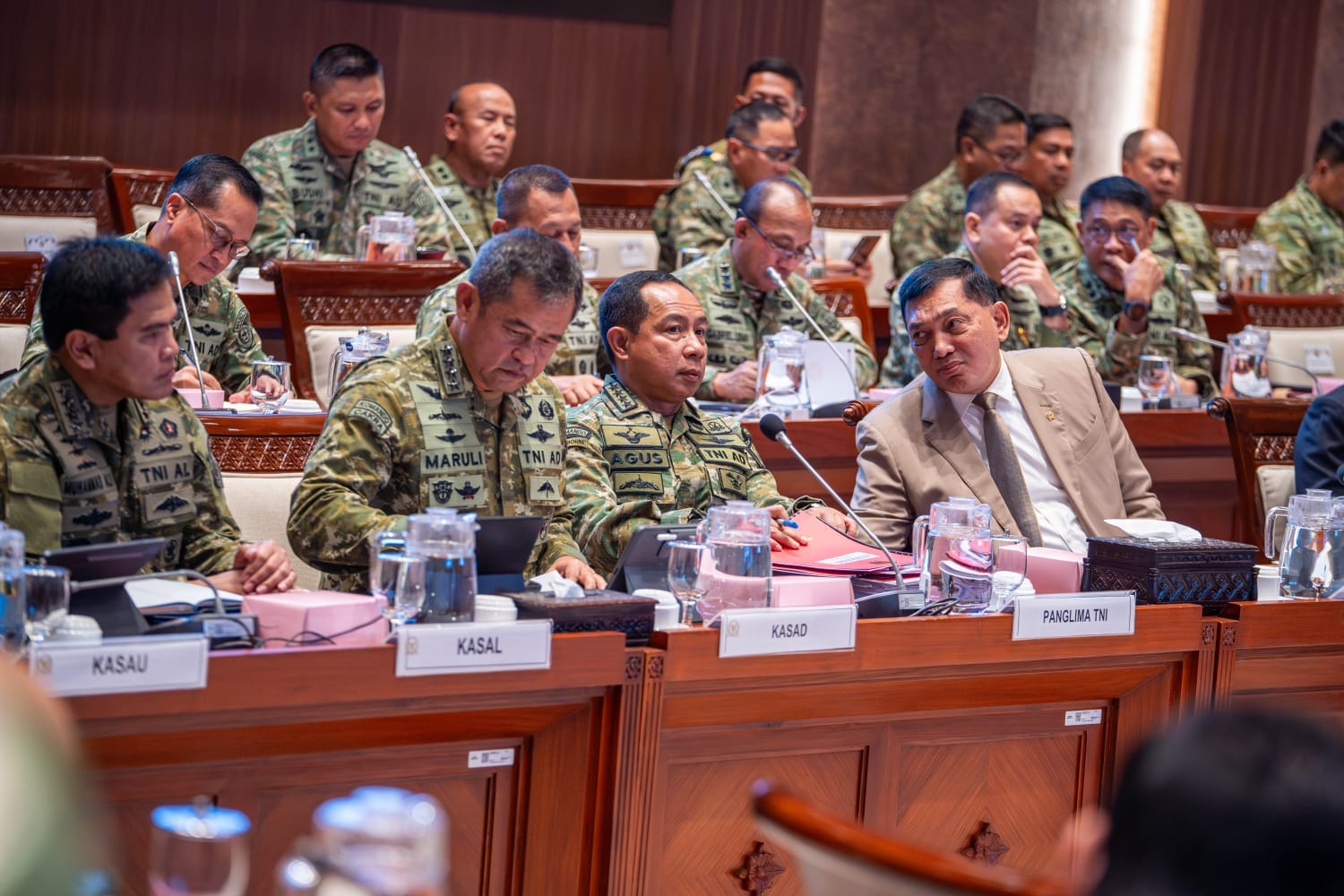 Panglima TNI Hadiri Raker Bersama Komisi I DPR RI Bahas Dinamika Geopolitik dan Misi Perdamaian Dunia