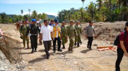 Kasum TNI Tinjau Rehabilitasi Pascabencana dan Serahkan Bantuan Air Bersih di Tapanuli Kasum TNI Tinjau Rehabilitasi Pascabencana dan Serahkan Bantuan Air Bersih di Tapanuli