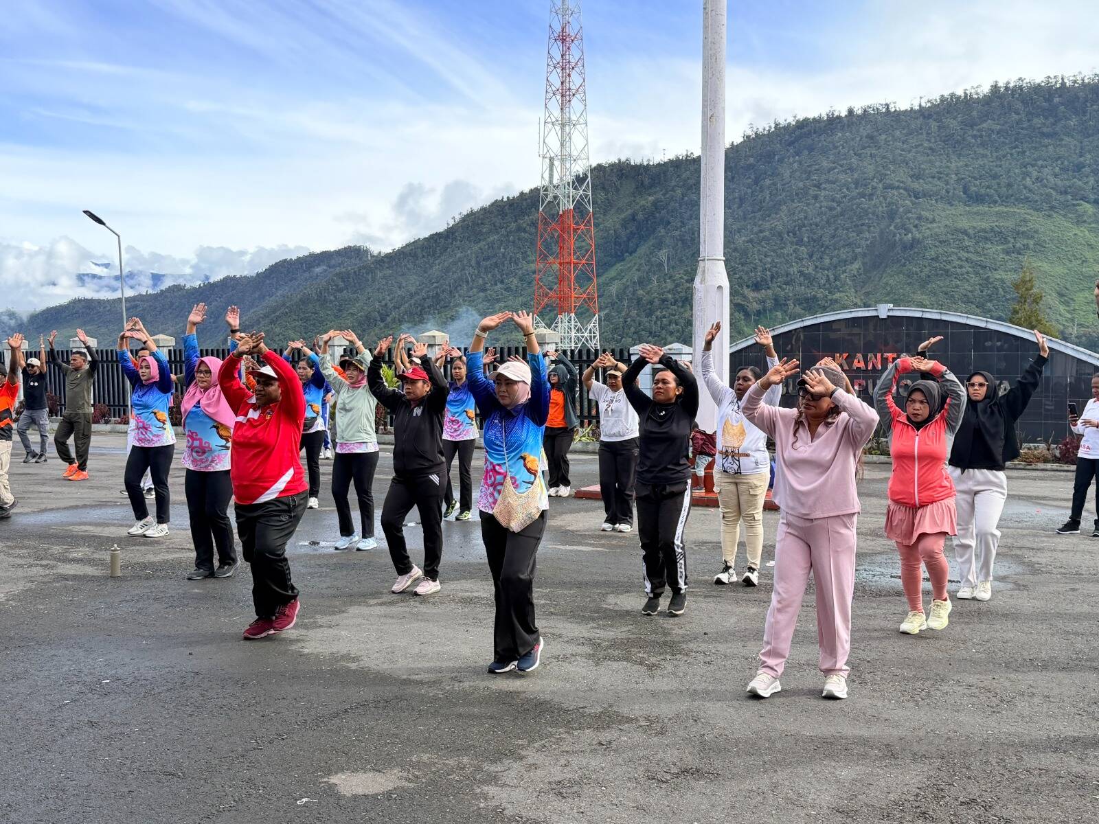 Kodim 1714/Puncak Jaya Bersama Pemda Laksanakan Jumat Sehat Yang Penuh Berkah