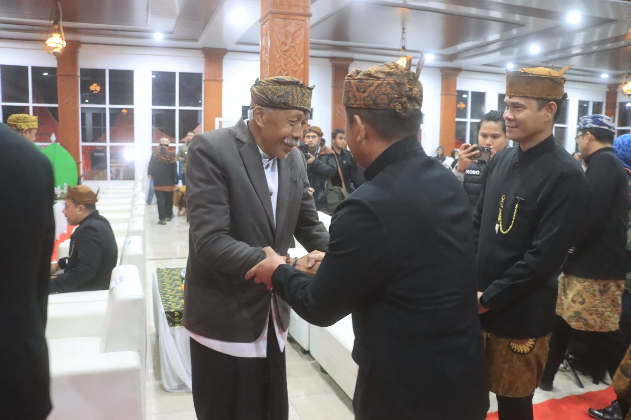 Yadnya Kasada 2026, Kapolres Probolinggo Kota Dikukuhkan sebagai Warga Kehormatan Masyarakat Tengger Yadnya Kasada 2026, Kapolres Probolinggo Kota Dikukuhkan sebagai Warga Kehormatan Masyarakat Tengger