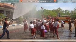 Unik dan Meriah, Acara Kelulusan Siswa SDN Tamansari II Dringu, Undang Damkar 