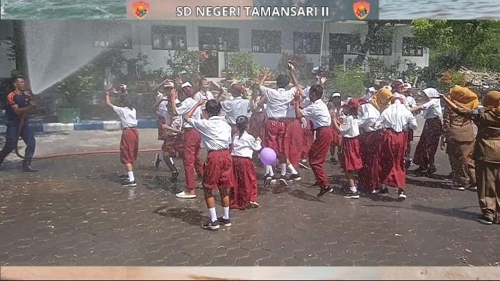 Unik dan Meriah, Acara Kelulusan Siswa SDN Tamansari II Dringu, Undang Damkar Unik dan Meriah, Acara Kelulusan Siswa SDN Tamansari II Dringu, Undang Damkar