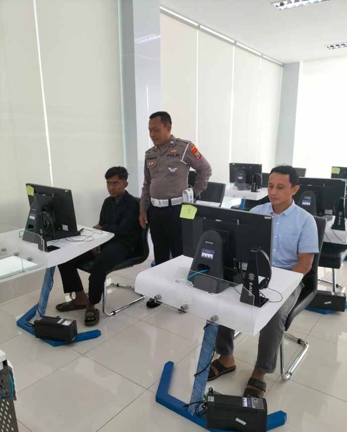 SIM Hampir Habis, Warga Tuban Temukan Jawaban Tak Terduga Saat Bertemu Polantas Tuban di Jalan SIM Hampir Habis, Warga Tuban Temukan Jawaban Tak Terduga Saat Bertemu Polantas Tuban di Jalan