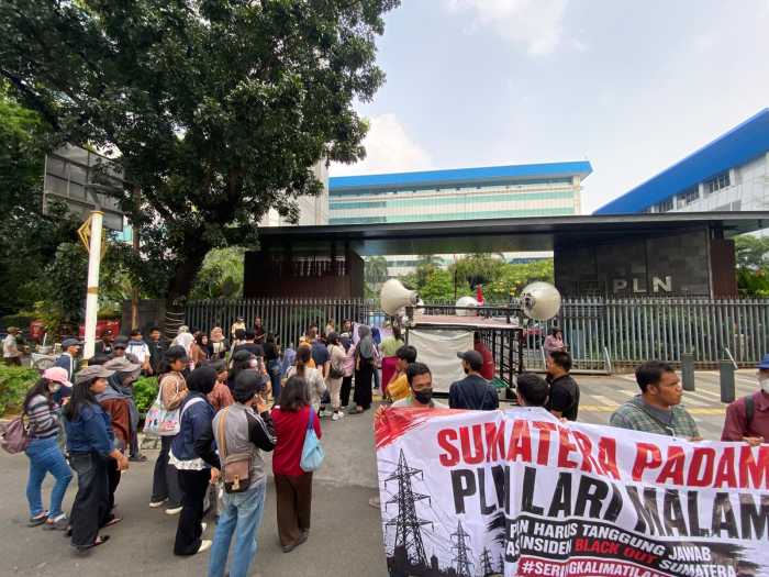 Puluhan Massa Turun ke Jalan, PLN Didesak Buka Fakta Sebenarnya di Balik Blackout Sumatera Puluhan Massa Turun ke Jalan, PLN Didesak Buka Fakta Sebenarnya di Balik Blackout Sumatera