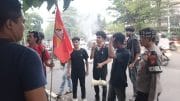 Polisi Padamkan Api Saat Demo LMND di Depan LBH Jakarta, Massa Sempat Menolak