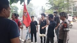 Polisi Padamkan Api Saat Demo LMND di Depan LBH Jakarta, Massa Sempat Menolak