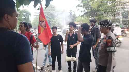 Polisi Padamkan Api Saat Demo LMND di Depan LBH Jakarta, Massa Sempat Menolak