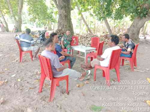 Humanis dan Dekat dengan Warga, Babinsa Kodim 1505/Tidore Rutin Laksanakan Komsos