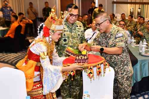 TNI dan Angkatan Bersenjata Malaysia Gelar Latgabma Malindo Darsasa 12AB/2026 TNI dan Angkatan Bersenjata Malaysia Gelar Latgabma Malindo Darsasa 12AB/2026
