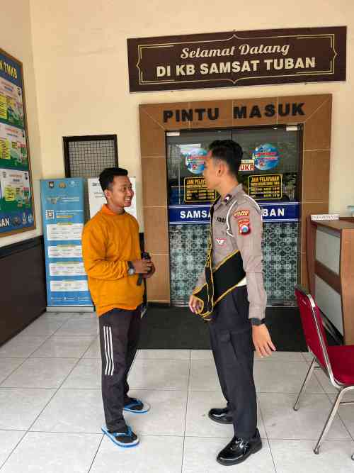 Saat Banyak Orang Bingung Informasi Kendaraan, Polantas Tuban Pilih Turun Langsung Layani Warga Saat Banyak Orang Bingung Informasi Kendaraan, Polantas Tuban Pilih Turun Langsung Layani Warga