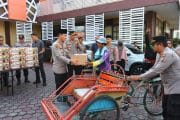 Sambut Hari Bhayangkara ke-80, Polres Probolinggo Kota Bagikan 70 Paket Sembako untuk Warga Kurang Mampu, Tukang Becak hingga Driver Ojol