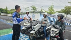 Suasana Tak Biasa di Tuban, Polantas Tuban Dikerubungi Warga yang Membawa STNK dan BPKB Suasana Tak Biasa di Tuban, Polantas Tuban Dikerubungi Warga yang Membawa STNK dan BPKB