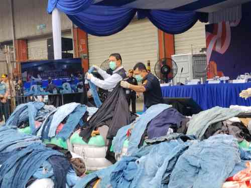 Bukan Cuma Pakaian Bekas, Aparat Temukan Motor Pretelan di Tumpukan 43 Kontainer Balpres Bukan Cuma Pakaian Bekas, Aparat Temukan Motor Pretelan di Tumpukan 43 Kontainer Balpres