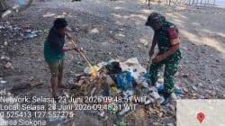 Peduli Lingkungan Pesisir, Babinsa Kodim 1505/Tidore Ajak Warga Bersihkan Sampah Plastik di Pantai Oba Tengah Peduli Lingkungan Pesisir, Babinsa Kodim 1505/Tidore Ajak Warga Bersihkan Sampah Plastik di Pantai Oba Tengah