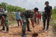 Babinsa Bubulan Bojonegoro dan Warga Kompak Perbaiki Jalan Dusun Maor