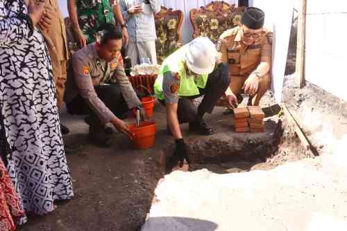Kapolres Probolinggo Kota Letakkan Batu Pertama Bedah Rumah Warga Tongas, Wujud Kepedulian HUT Bhayangkara ke-80