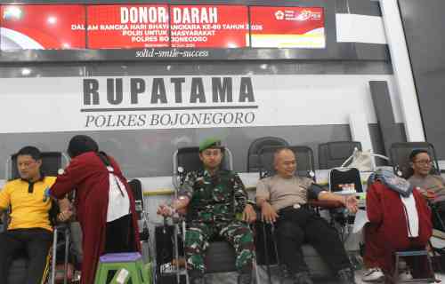 Babinsa Kodim Bojonegoro Ikuti Donor Darah Hari Bhayangkara Tahun 2026