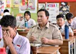 Presiden Prabowo Tinjau Program Makan Bergizi Gratis di SMPN 111 Jakarta