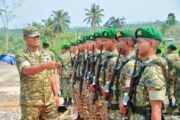 Wapang TNI Tinjau Yonif TP 842/Badak Sakti, Dukung Pertahanan dan Ekonomi Daerah