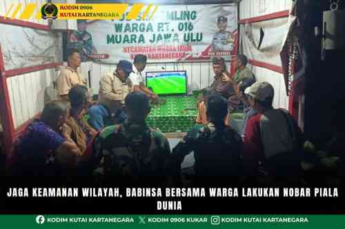 Jaga Keamanan Wilayah, Babinsa Bersama Warga Lakukan Nobar Piala Dunia Jaga Keamanan Wilayah, Babinsa Bersama Warga Lakukan Nobar Piala Dunia