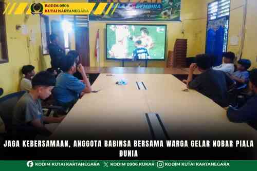 Jaga Kebersamaan, Anggota Babinsa Bersama Warga Gelar Nobar Piala Dunia