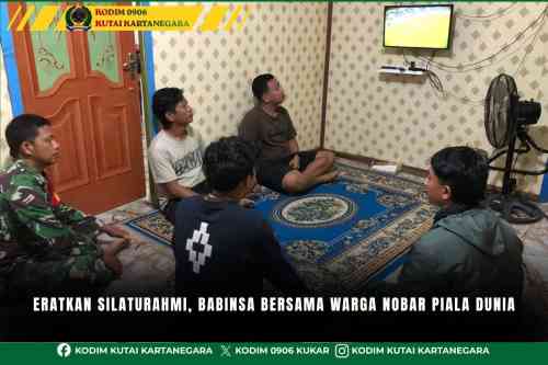 Eratkan Silaturahmi, Babinsa Bersama Warga Nobar Piala Dunia Eratkan Silaturahmi, Babinsa Bersama Warga Nobar Piala Dunia