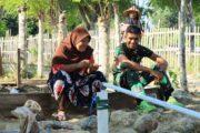 Di Balik Pekerjaan Fisik TMMD, Tersimpan Kisah Hangat Anggota TNI Bersama Mama Angkat
