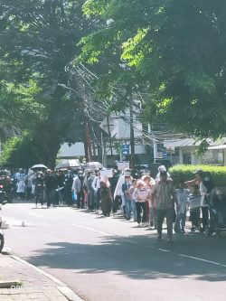 Aksi di Kuningan, Pengungsi Afganistan Serukan “We Need Resettlement”