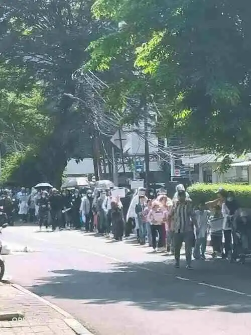 Aksi di Kuningan, Pengungsi Afganistan Serukan “We Need Resettlement”