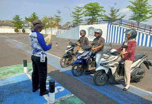 Tak Perlu Bingung Lagi, Polantas Tuban Layani Tanya Jawab SIM, STNK, dan BPKB Langsung di Jalan Tak Perlu Bingung Lagi, Polantas Tuban Layani Tanya Jawab SIM, STNK, dan BPKB Langsung di Jalan