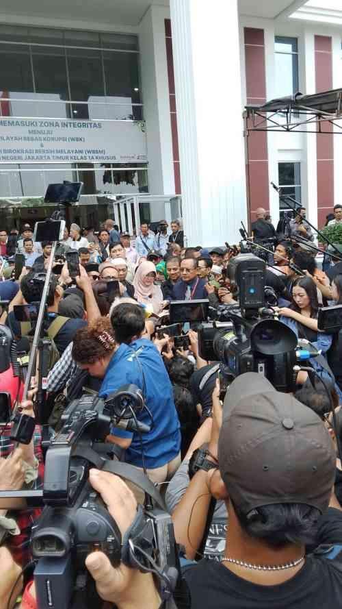 ARM dan TPIP Gelar Aksi Singkat di PN Jaktim, Berakhir Kondusif ARM dan TPIP Gelar Aksi Singkat di PN Jaktim, Berakhir Kondusif