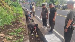 Jumat Bersih, Personel Kodim 1505/Tidore Sigap Bersihkan Selokan Tertimbun Longsor Jumat Bersih, Personel Kodim 1505/Tidore Sigap Bersihkan Selokan Tertimbun Longsor
