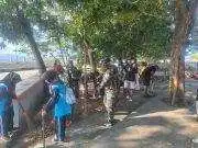 Kodim 1505/Tidore Bersama Mahasiswa KKN Unkhair dan Pemuda Tuguwaji Gelar Aksi Bersih Pantai Tugulufa