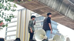 Aksi di Depan PLN, Massa Minta Transparansi Pengadaan Batu Bara