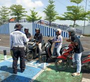 Cerita dari Jalanan Tuban, Polantas Tuban Bangun Dialog Hangat Seputar SIM dan STNK