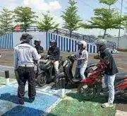 Cerita dari Jalanan Tuban, Polantas Tuban Bangun Dialog Hangat Seputar SIM dan STNK