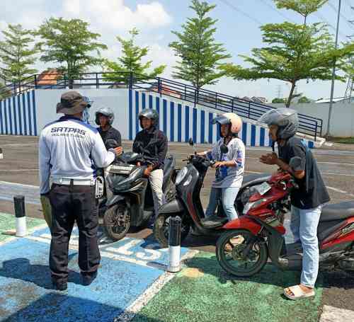 Cerita dari Jalanan Tuban, Polantas Tuban Bangun Dialog Hangat Seputar SIM dan STNK