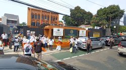 Belasan Pendukung Roy Suryo Gelar Aksi Singkat Jelang Putusan Praperadilan di PN Jaksel