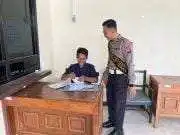 Pengendara Mendadak Menepi, Polantas Tuban Ternyata Bantu Selesaikan Urusan Dokumen