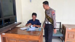 Pengendara Mendadak Menepi, Polantas Tuban Ternyata Bantu Selesaikan Urusan Dokumen Pengendara Mendadak Menepi, Polantas Tuban Ternyata Bantu Selesaikan Urusan Dokumen