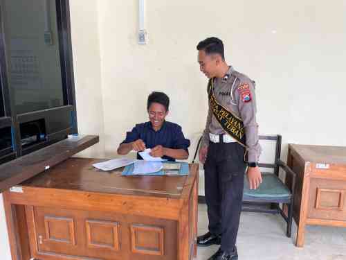 Pengendara Mendadak Menepi, Polantas Tuban Ternyata Bantu Selesaikan Urusan Dokumen Pengendara Mendadak Menepi, Polantas Tuban Ternyata Bantu Selesaikan Urusan Dokumen