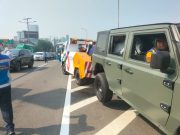 Kecelakaan Tunggal Warnai Arus Pagi, Mobil Dinas TNI AD Dievakuasi dari Tol Pulau Dua