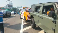 Kecelakaan Tunggal Warnai Arus Pagi, Mobil Dinas TNI AD Dievakuasi dari Tol Pulau Dua