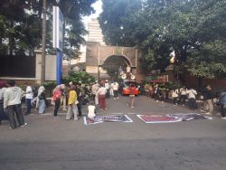 Bawa Spanduk Kritik Penegakan Hukum, Serdadu Muda Nusantara Sampaikan Aspirasi di Kejagung