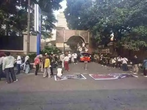 Bawa Spanduk Kritik Penegakan Hukum, Serdadu Muda Nusantara Sampaikan Aspirasi di Kejagung