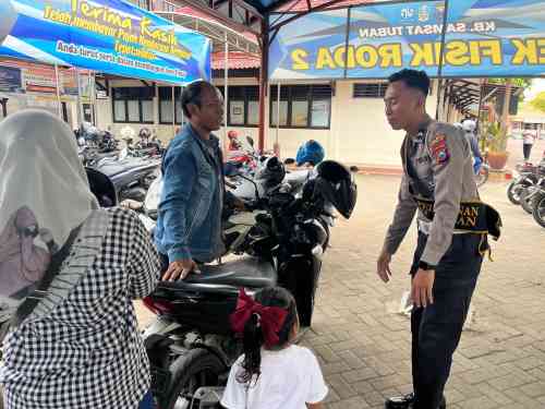 Pengendara Tuban Ramai Berhenti, Polantas Tuban Buka Konsultasi Administrasi SIM dan STNK Pengendara Tuban Ramai Berhenti, Polantas Tuban Buka Konsultasi Administrasi SIM dan STNK